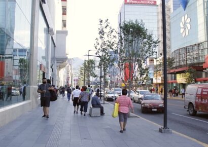 Aforo de negocios en Nuevo León seguirá al 75%