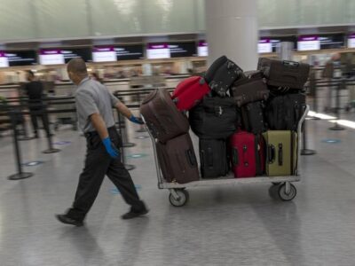 Profeco advierte a aerolíneas que cobro de equipaje de mano es ilegal