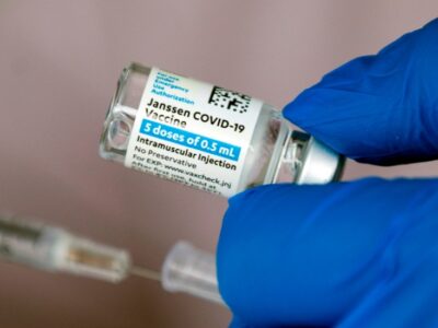 Comité asesor de FDA apoya refuerzo de vacuna Johnson & Johnson para todos los adultos en EE.UU.