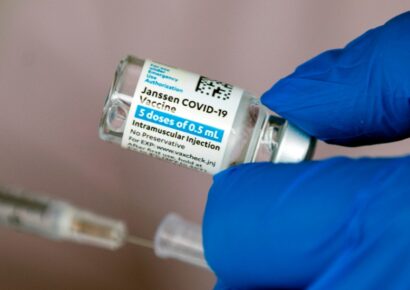 Comité asesor de FDA apoya refuerzo de vacuna Johnson & Johnson para todos los adultos en EE.UU.