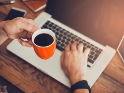 ¿Existe alguna relación entre el consumo de café y la productividad laboral?