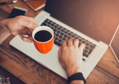 ¿Existe alguna relación entre el consumo de café y la productividad laboral?