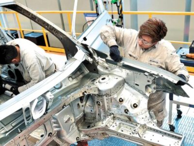 Paros en armadoras frenan 26% la producción de autos en México
