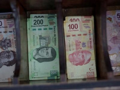 Peso opera con altibajos tras dos caídas consecutivas; dólar frena su avance