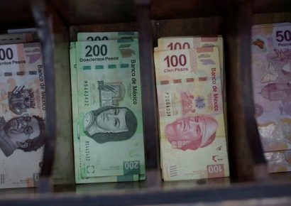 Peso opera con altibajos tras dos caídas consecutivas; dólar frena su avance
