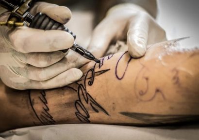 Empresas pueden regular la vestimenta de su personal, pero no los tatuajes