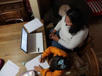 Mujeres aportan 2.7 veces más en el hogar