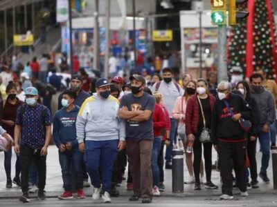 Realizan compras navideñas en la CDMX entre el caos