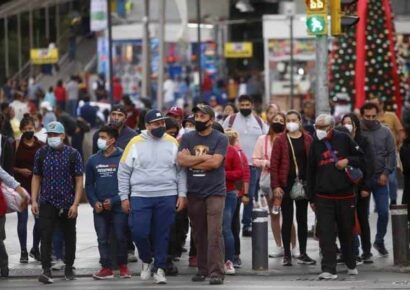 Realizan compras navideñas en la CDMX entre el caos