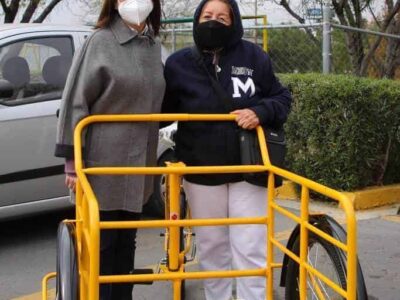 Cristina Díaz entrega 23 triciclos a familias