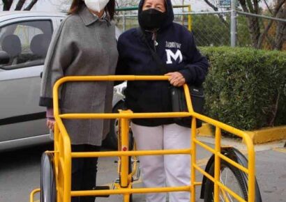 Cristina Díaz entrega 23 triciclos a familias