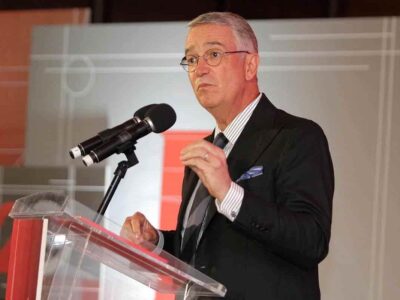 Salinas Pliego analiza conveniencia de comprar a Banamex