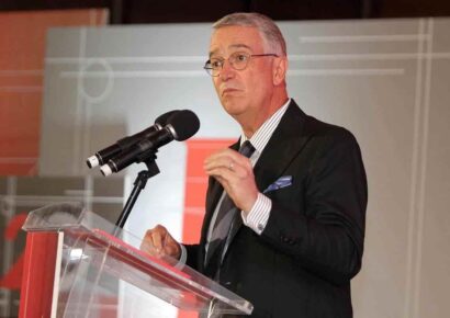 Salinas Pliego analiza conveniencia de comprar a Banamex