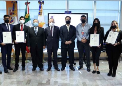 UANL entrega primeros títulos con certificaciones y seguridad multivariable