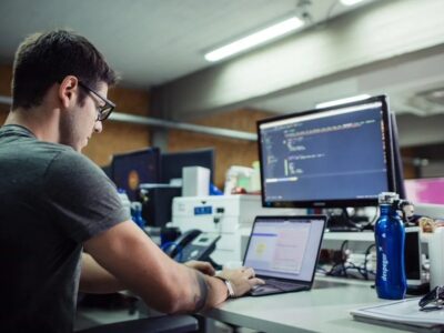 Mucho empleo y poco talento especializado, el dilema del sector tecnológico en 2022