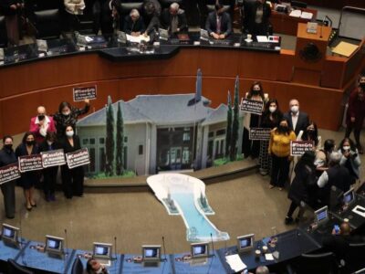 PAN coloca réplica de la ‘Casa Gris’ del hijo de AMLO en el Senado