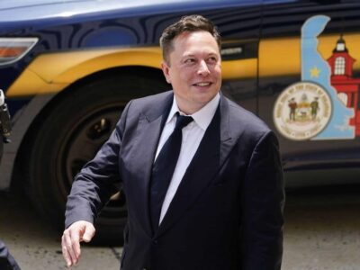 Elon Musk dona millones en acciones de Tesla