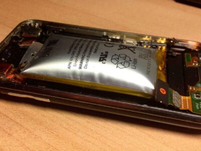 ¿Qué debo hacer si la batería de mi celular se infla? ¿Es peligroso para mi salud?