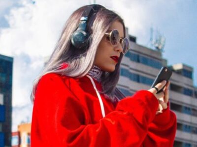 Uso excesivo de audífonos puede producir pérdida auditiva, alerta experta