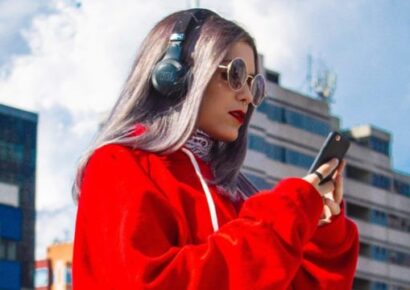 Uso excesivo de audífonos puede producir pérdida auditiva, alerta experta