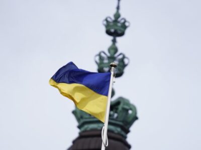 Ucrania ofrece estatus neutral y Rusia promete reducir operaciones militares