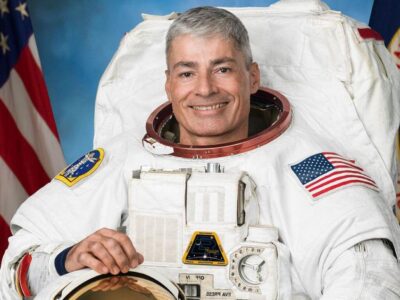 Después de 355 días en el espacio, astronauta regresa a casa