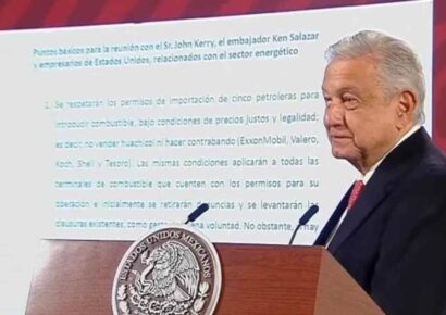 Expone López Obrador temas que trató con John Kerry